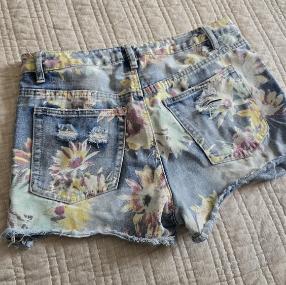 Almost Famous Floral Distressed Jean Shorts - Picture 2 of 4